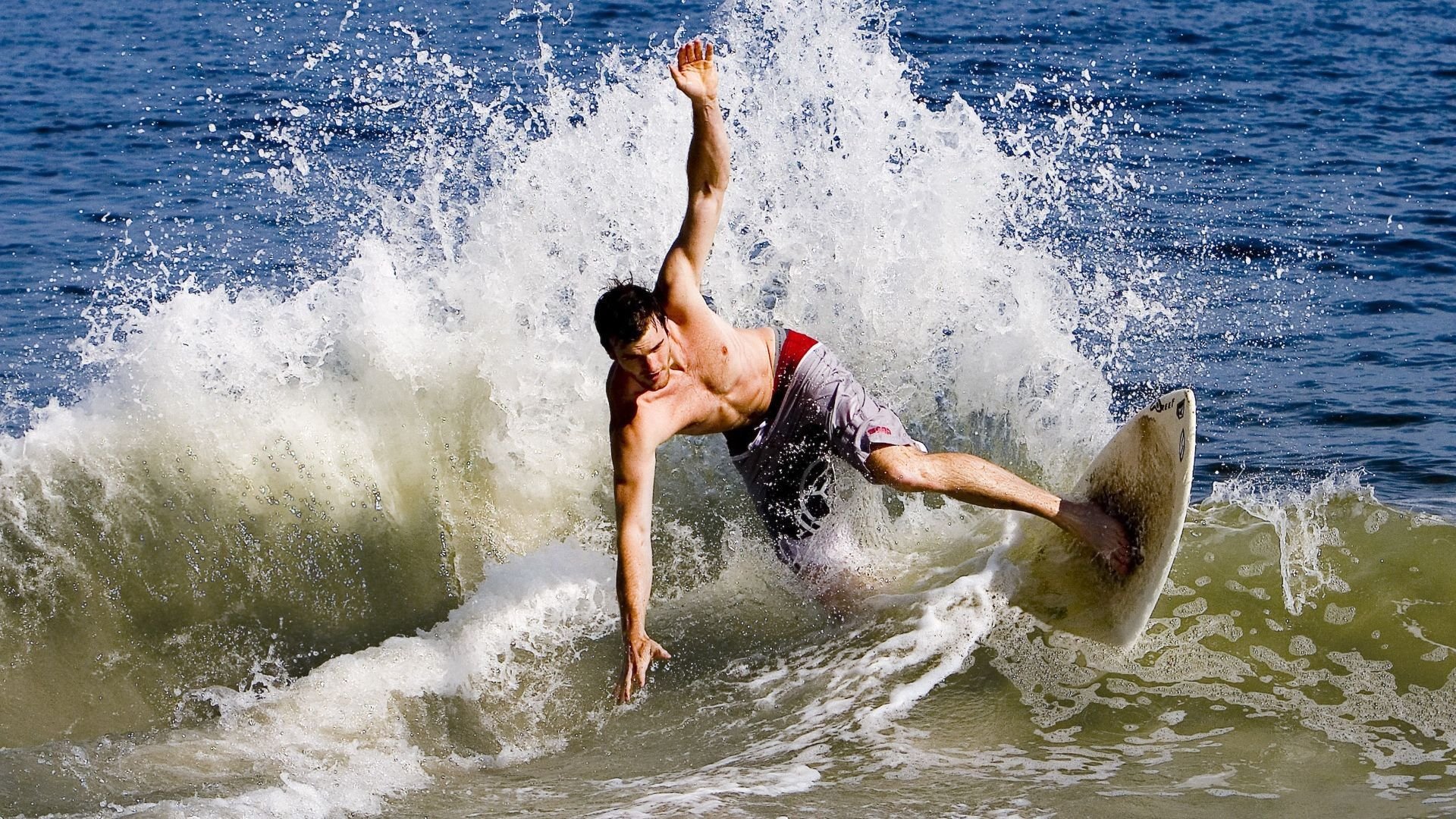 爱游戏娱乐平台-“电动冲浪：东三叉湖赛场引领水上运动新潮流”